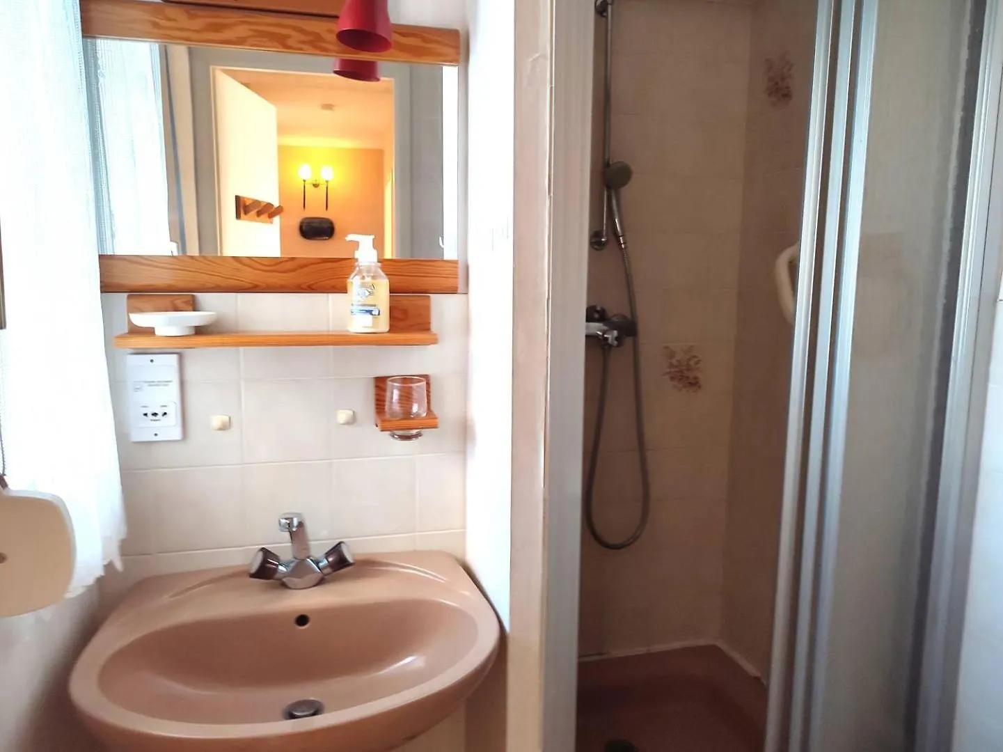 Appartement Avec Vue Exceptionnelle Sur Mer, Face Au Coz Pors A Tregastel - Ref 728 0*,  France